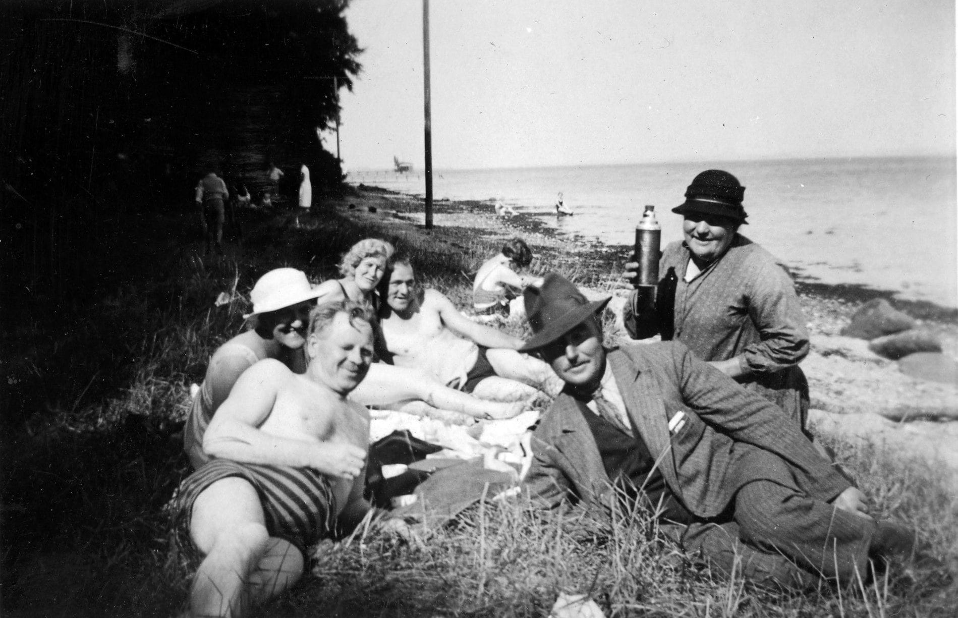 55.8 Ved stranden, måske Øresund.