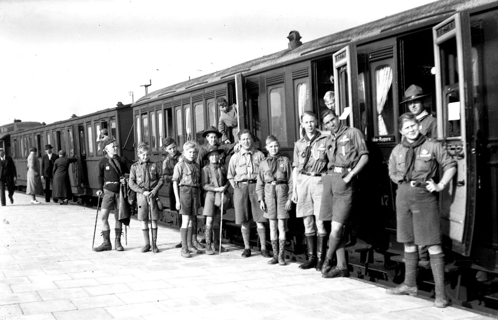 13635-6.107 Juli 1938 sommerlejr Vejle. Deltagerne på Korsør banegård.