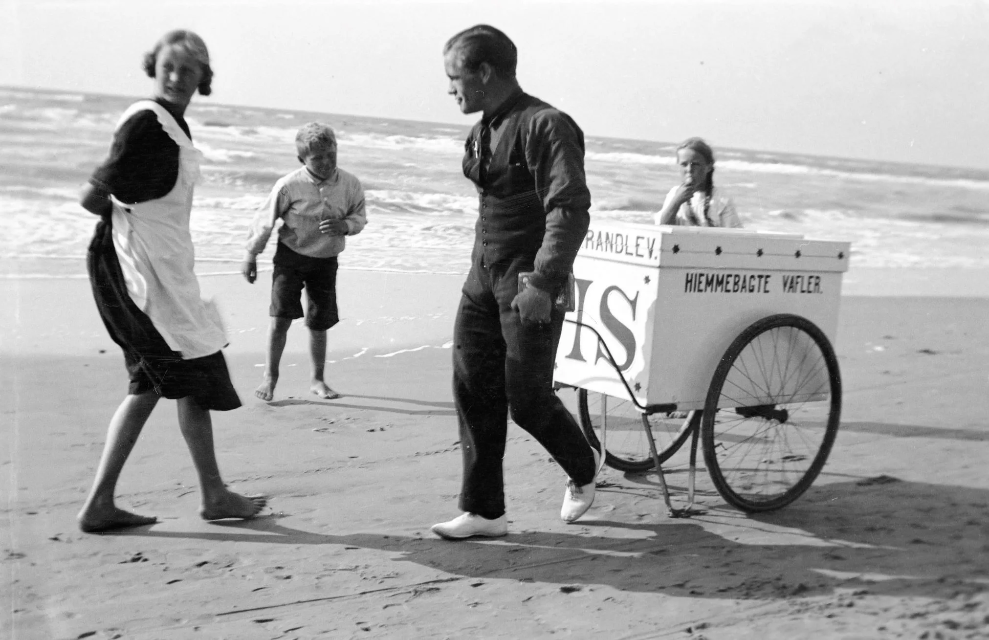 63.80 Ismand ved stranden i Lønstrup august 1922.
