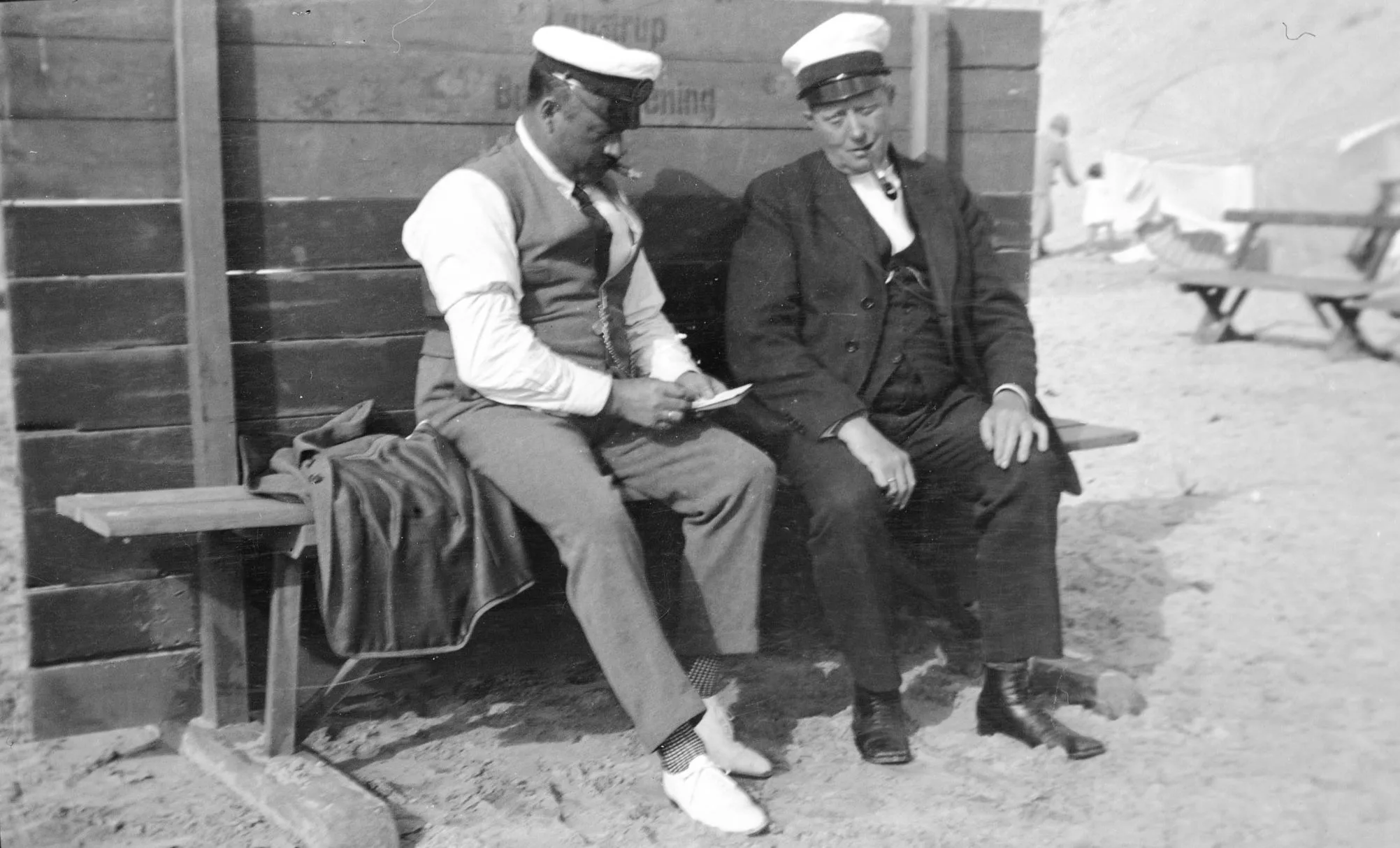 63.83 Krag og far 25.7.1923. Lønstrup Borgerforenings bænk.