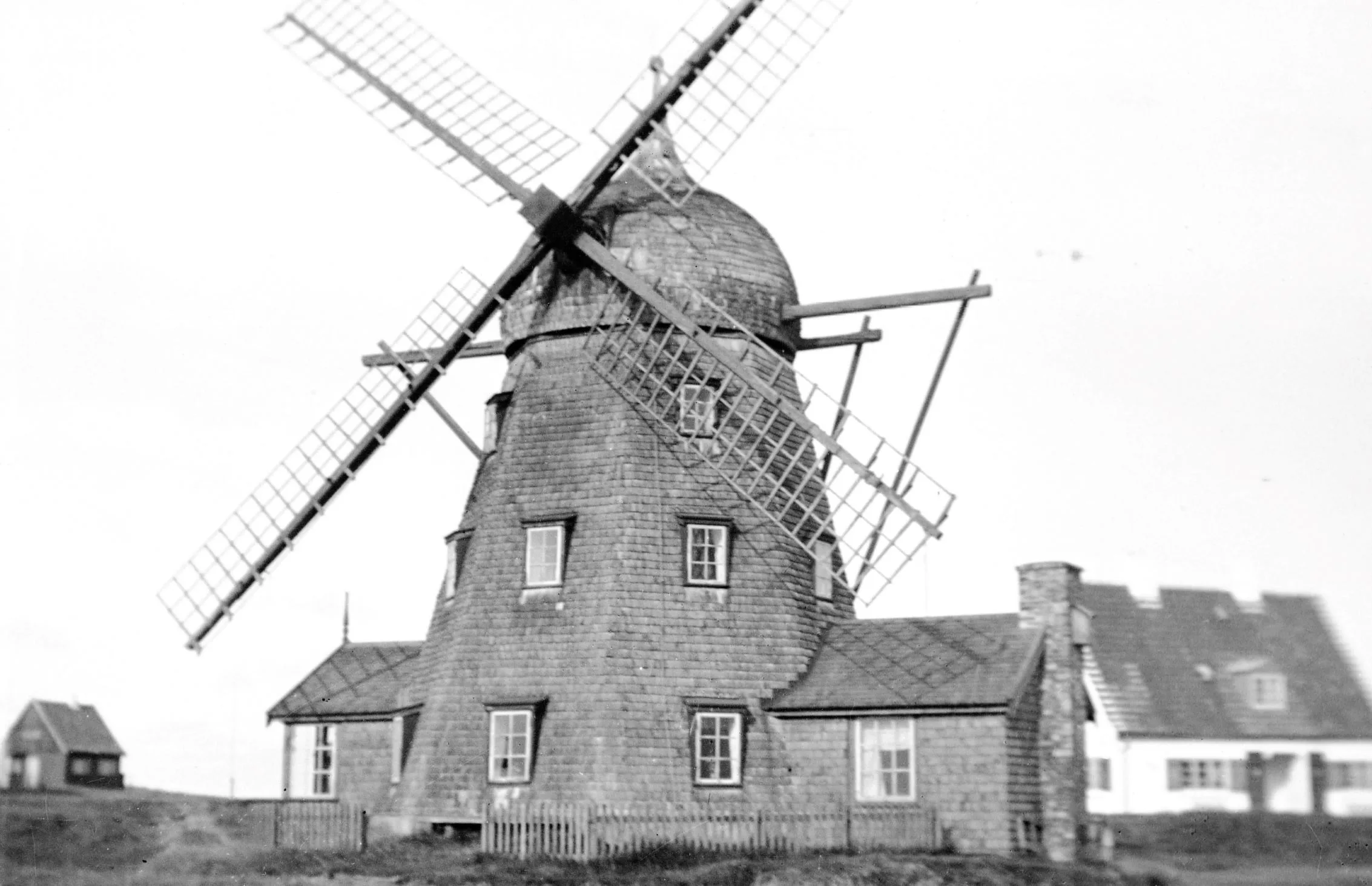 63.91 Møllen 28.7. 1923. Ejgil Pedersen : Møllen står ovenfor Møllebakkevej og er vist bygget til anvendelse som fritidshus ?? Møllen har i dag ikke sine vinger men er blevet renoveret og vedligeholdt. Der hvide hus bag møllen er villa Højvang der også er sommerbolig og i sin tilhørte familien Nielsen fra Hjørring. Lønstrup mølle indrettet til sommerbolig af redaktør Vilhelm Carlsen, Vendsyssel Tidende i 1912