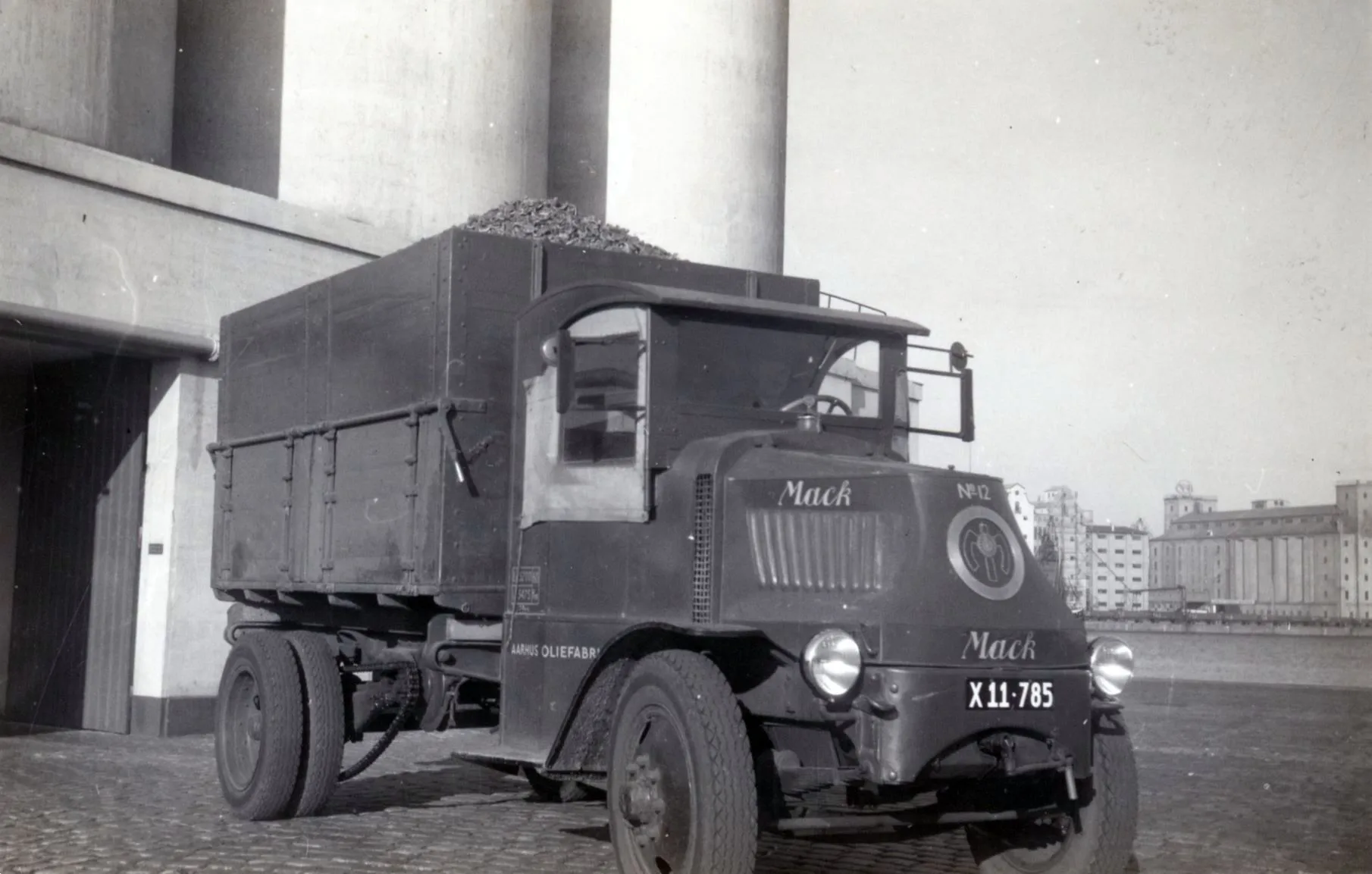 65.2 Mack tilhørende Århus Oliefabrik. Bilen er fra ca. 1920-22. Nummerpladen er fra mellem 1950-58.