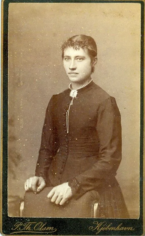 8.5 1879-1883. Overgangsperiode. Baseret på ærmet som er mere løst ved håndleddet men ikke kæmpe stort som tidligere i 1870'erne, samt hvor lang overdelen er.