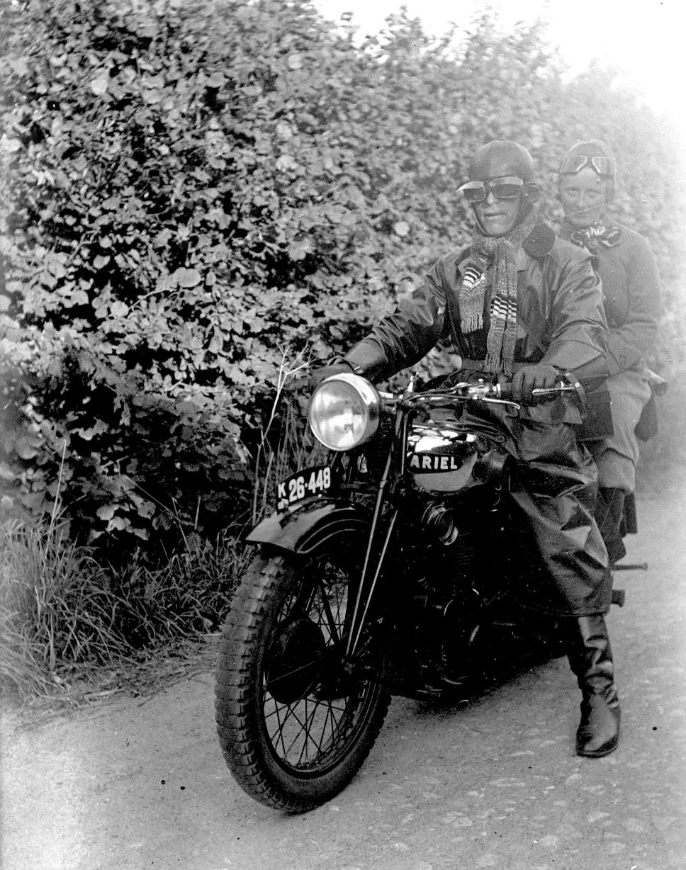 80.439 Betty og Johannes motorcykel