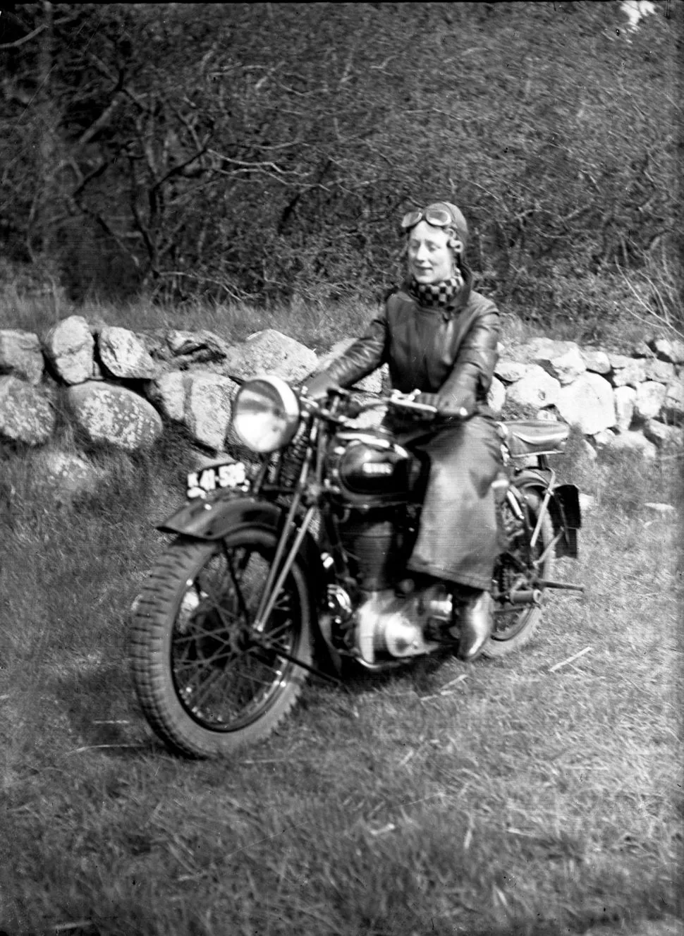 80.486 Betty på motorcyklen