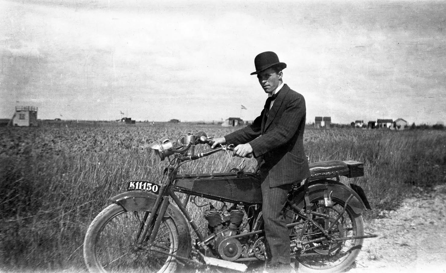 80.574 Johannes på motorcykel.