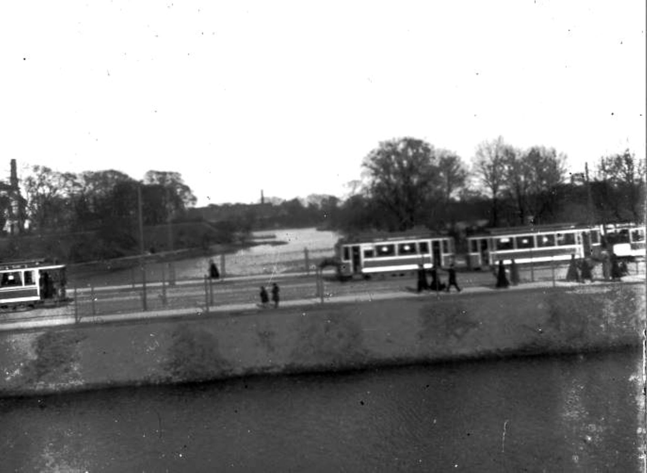 11431.39 På Christianshavn ved Ravelinen, sporvognen dækker det gamle bomhus, hvor der nu er restaurant. Vandet kaldes Stadsgraven og i baggrunden til venstre ses øen, der kaldes Kaninøen.