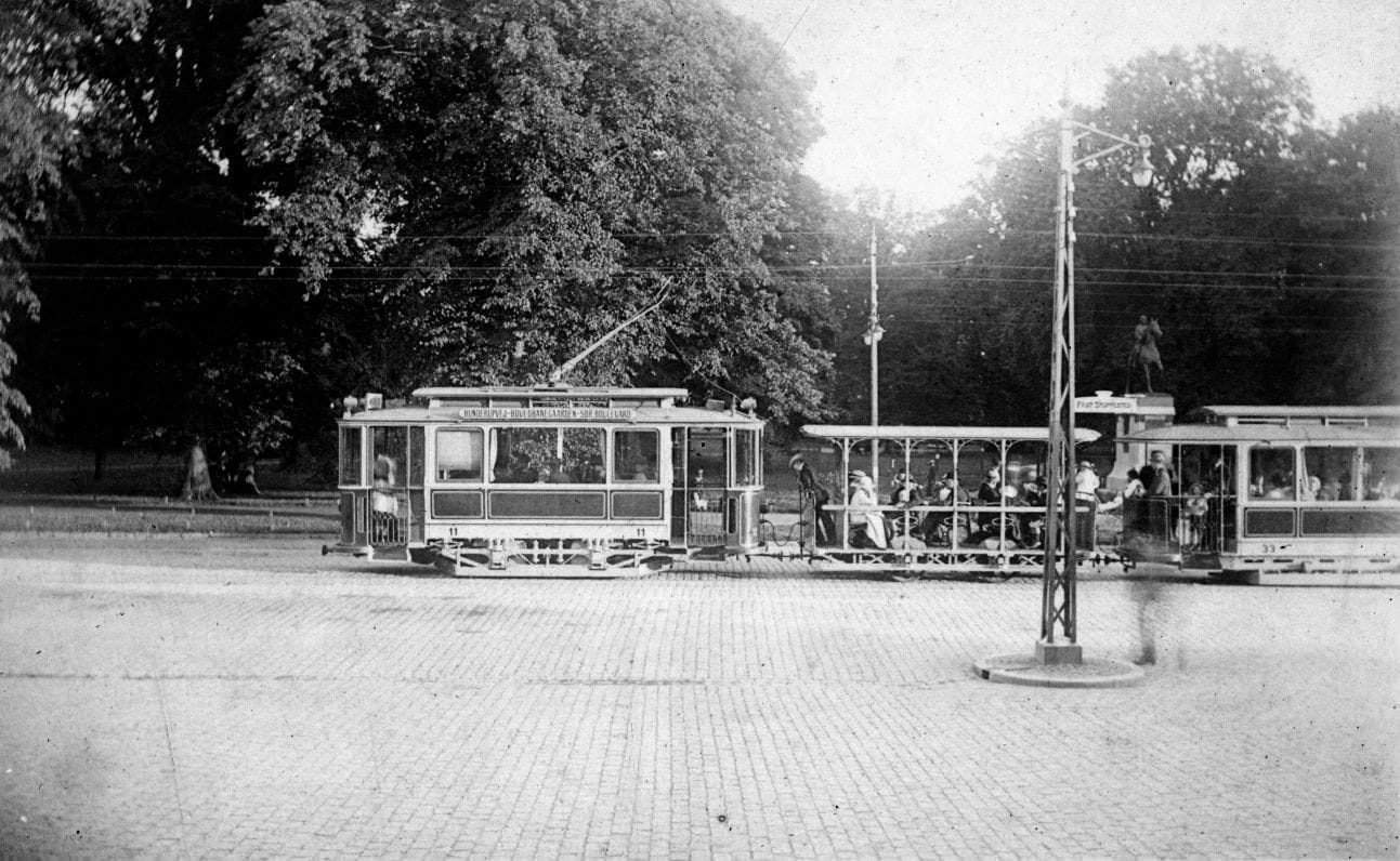 41.1 Motorvogn 11 stammer fra den første levering af motorvogne til Odense ved sporvejens åbning i 1911, hvor ASEA (Almänna Svenska Elektriska Aktiebolaget, Västerås) leverede netop 11 vogne. I 1913 tilkom yderligere tre vogne af samme type. De fleste af vognene – også denne – holdt ud lige til nedlæggelsen i 1952.