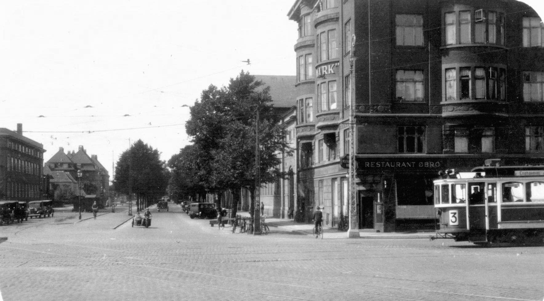 70.10 Hjørnet af Øster Alle og Trianglen, sommeren 1933. Tidligere Restaurant Øbro, nu Jensens Bøfhus.
