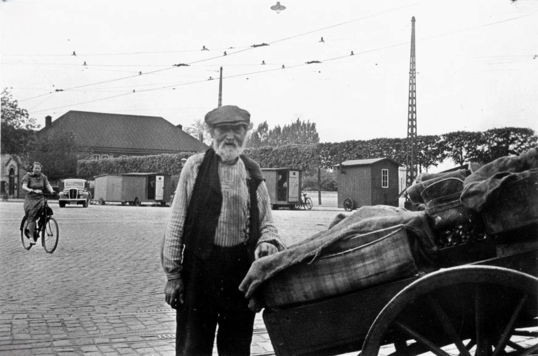 70.122 Trianglen, Menighedshuset i baggrunden.