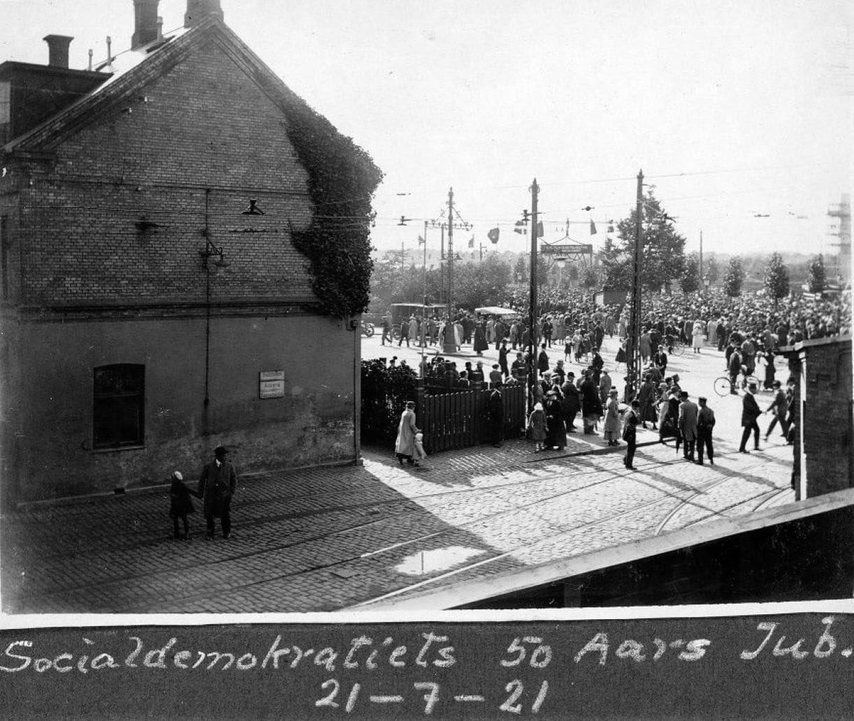 70.250 Socialdemokratiets 50 års jubilæum 21.7.1921 Set fra baghuset til Trianglen 7, København. Til venstre ligger Blegdamsvejens remise.