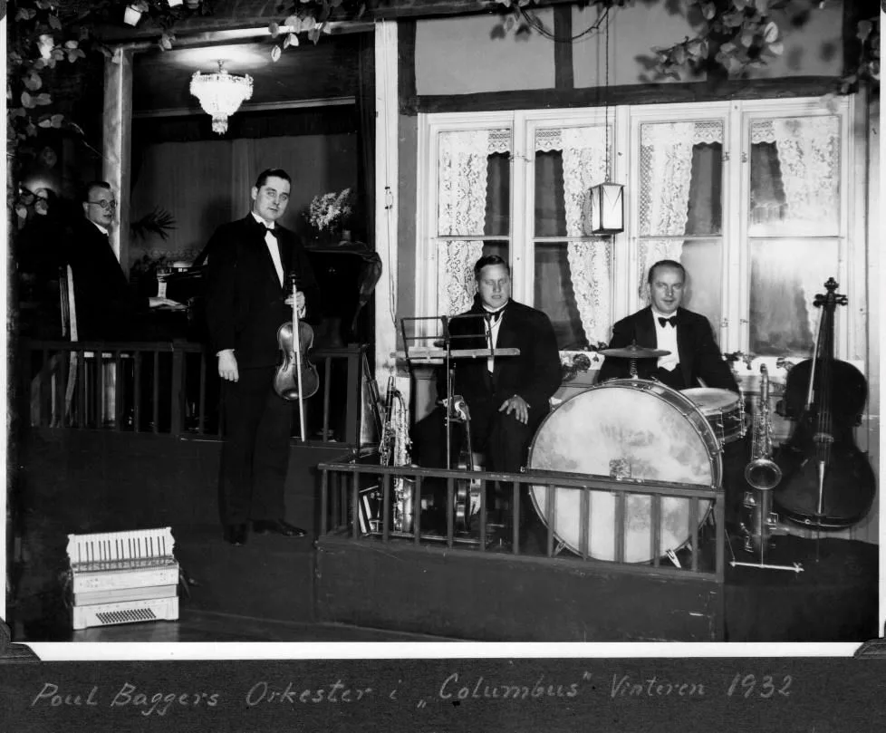 70.302 Poul Baggers orkester spiller i 