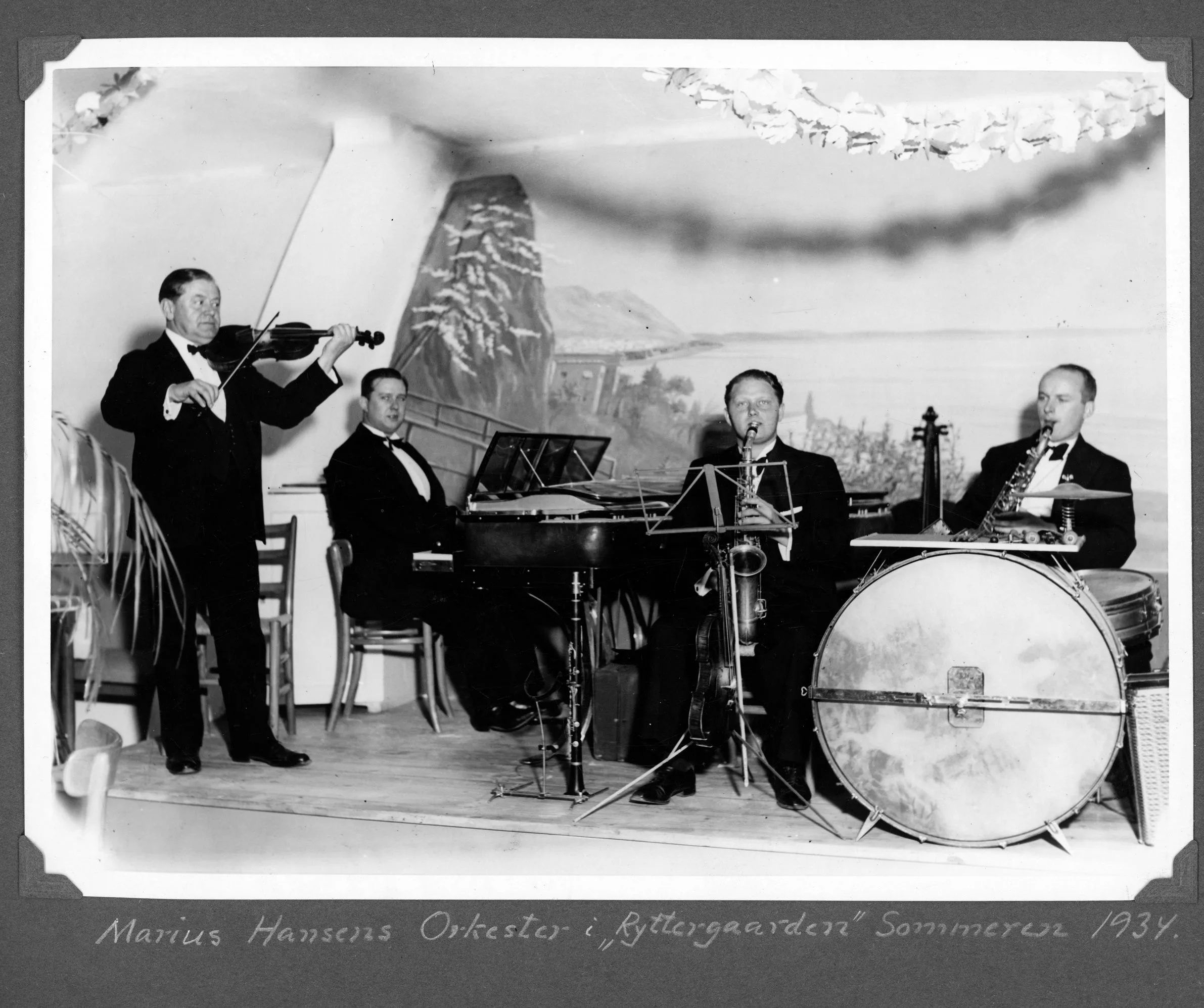 70.303 Marius Hansens Orkester i Ryttergaarden, sommeren 1934.