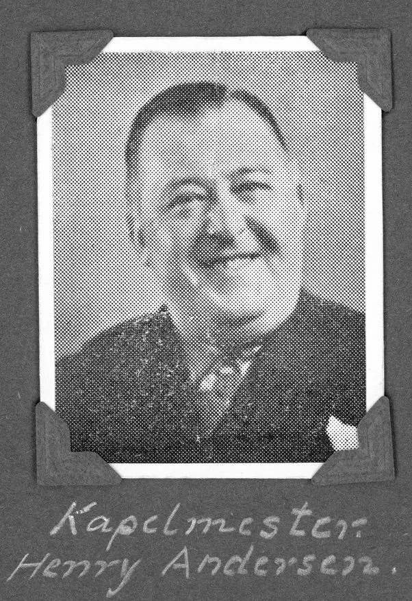 70.386 Kapelmester Henry Andersen.
