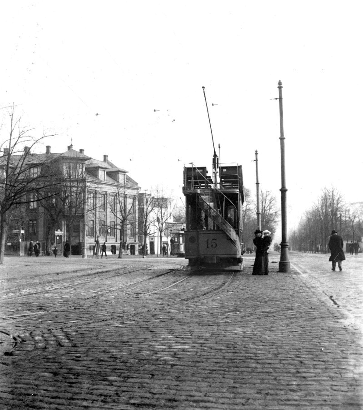 73.3 Huset i baggrunden ligger på hjørnet af Allégade og Frederiksberg Allé. 2000 F - iflg www.vognstyrer dk Motorvogn nr. 15 bygget på vognfabrikken Falkenried i Hamborg og sat i drift 1899. Hos Københavns Sporveje fik vognen nr. 404. Udrangeret 1927-28 og solgt.