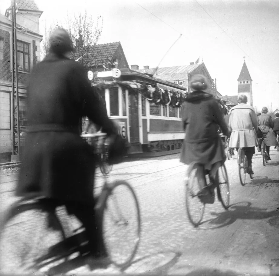 78.121 Søborg hovedgade ca. 1923. Sporvognen er formodentlig pyntet på grund af det royale sølvbryllup.