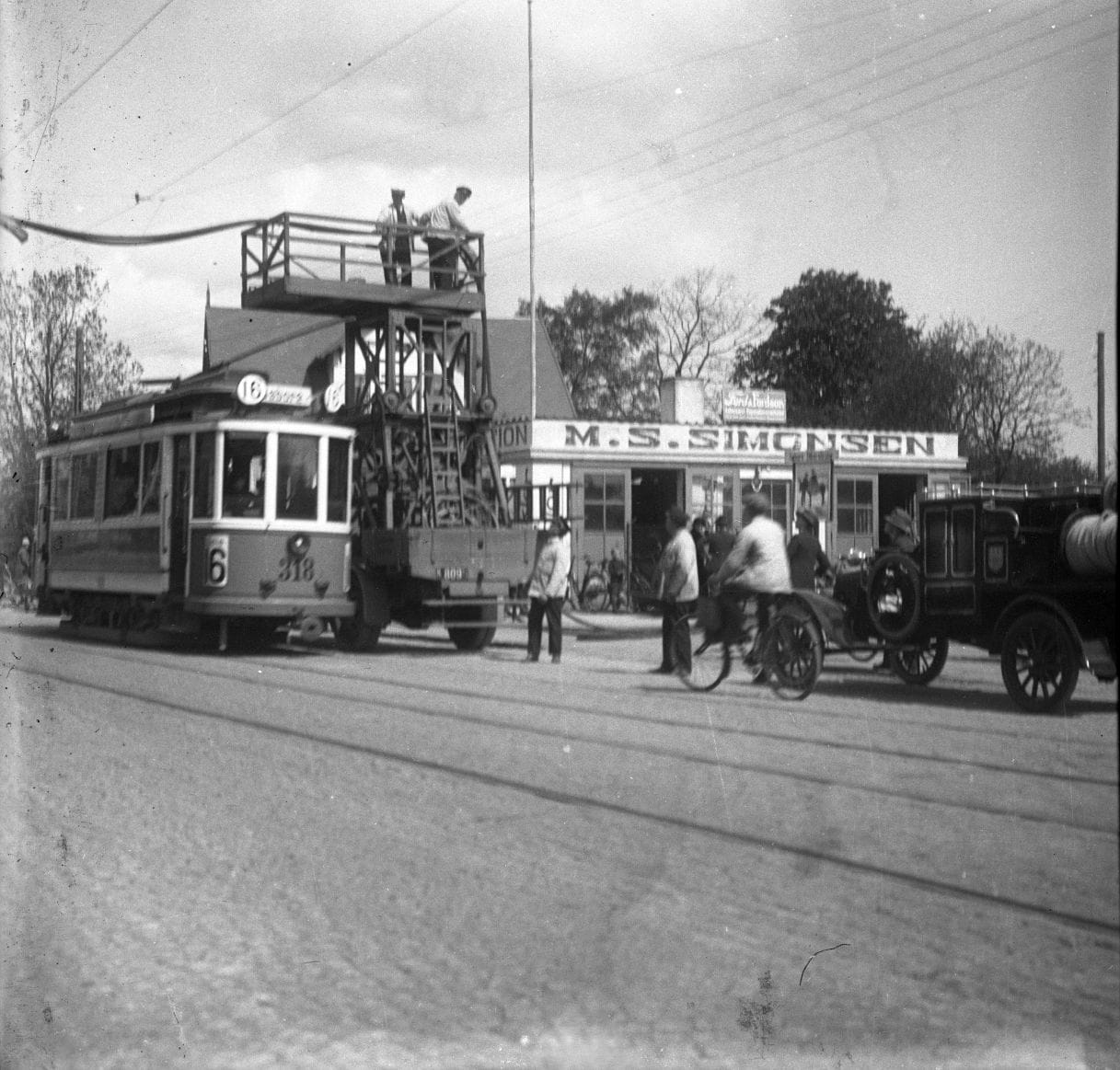 78.123 Søborg Hovedgade ved Vangedevej cirka 1924. Thornycroft tårnvogn K8098 fra Københavns Sporveje. Gentofte brandvæsens brandbil.