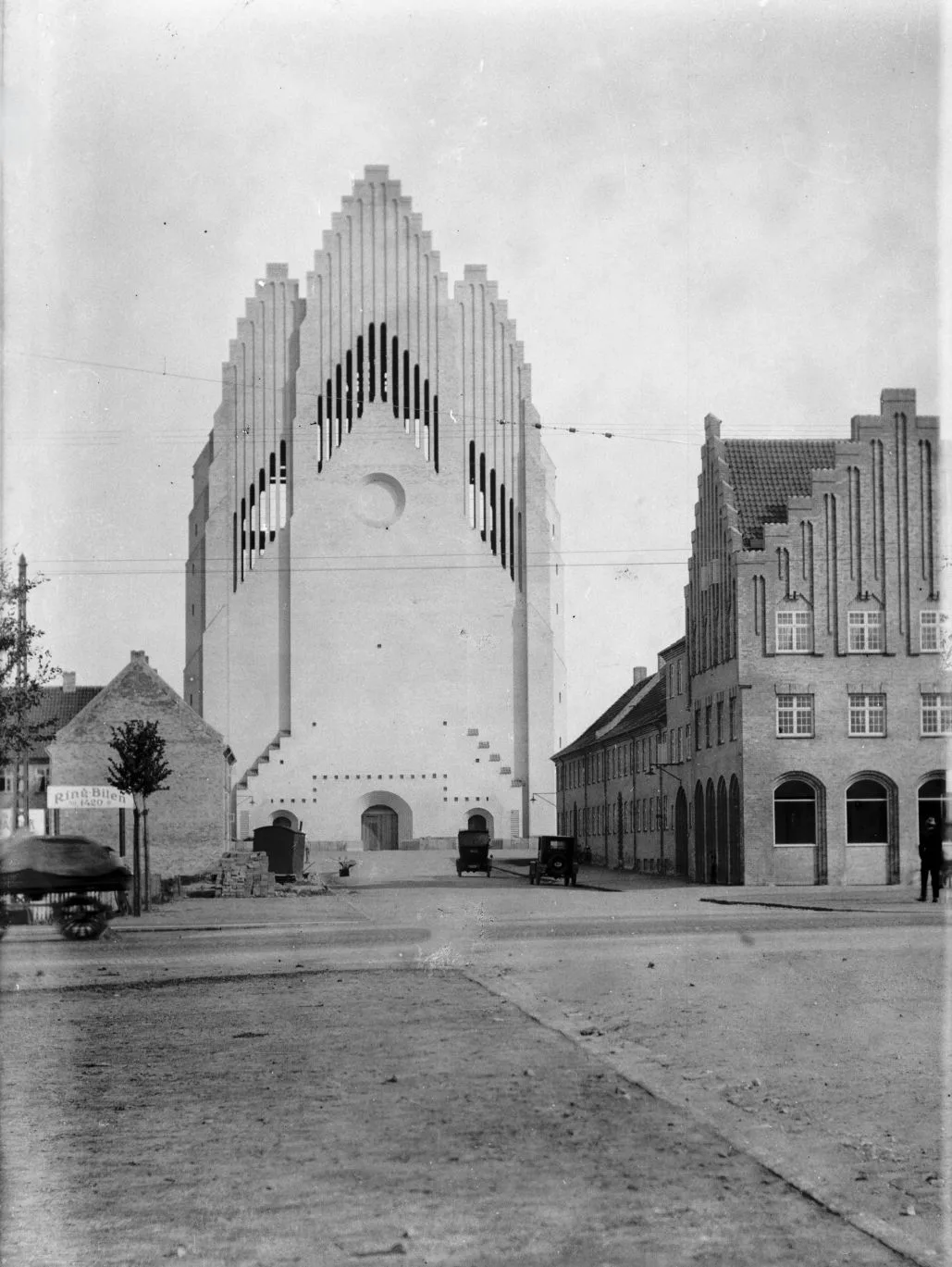78.13 Det var P. V. Jensen Klint, som med god hjælp fra hans søn Kaare Klint tegnede kirken. Mange af ideerne blev genbrugt i Bethlehem Kirken på Åboulevarden, som dog i princippet er bygget over kvadratrod 2. Det er også til denne kirke, Kaare tegner kirkestolen, som står i mange kirker over landet i dag.