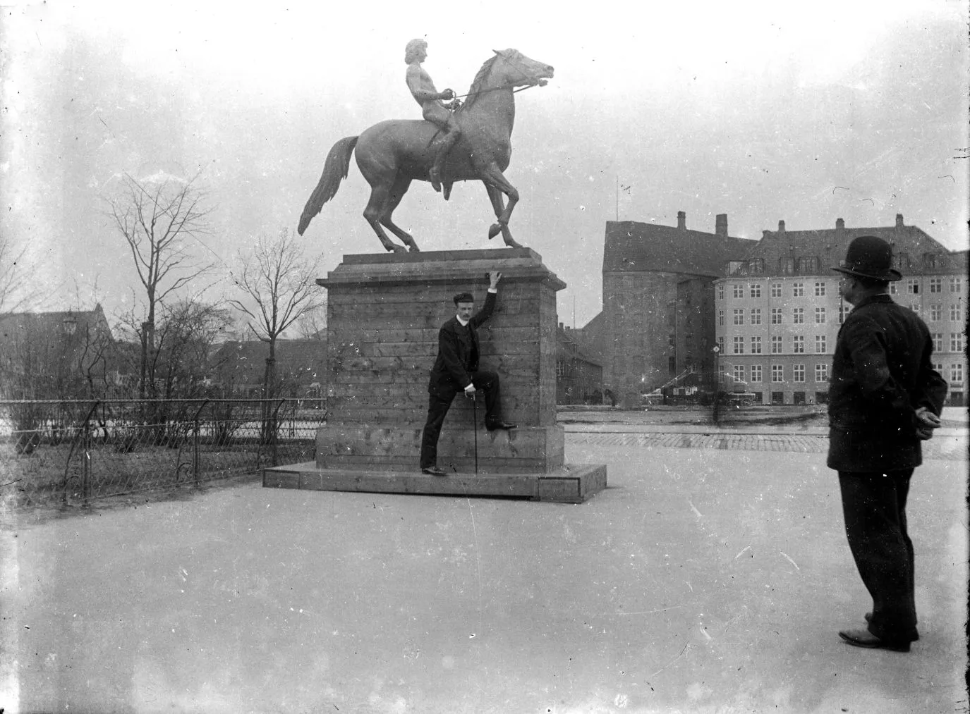 78.130 Bissens 'Yngling til Hest', som nu står ved Rødkilde Plads (Hulgårdsvej). Den stod, som så mange andre, først på Vestre Boulevard foran Glyptoteket. Først opstillet i 1903. Vester Voldgade i baggrunden.