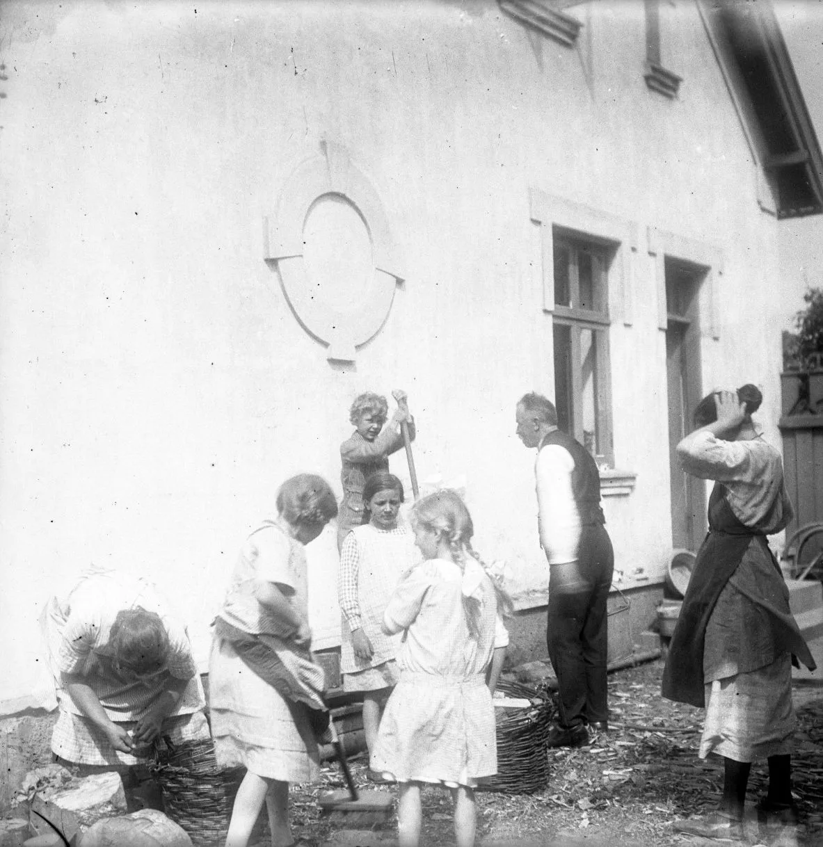 78.180 Ukendt skole. Er det pedellen der ses i billedet ?