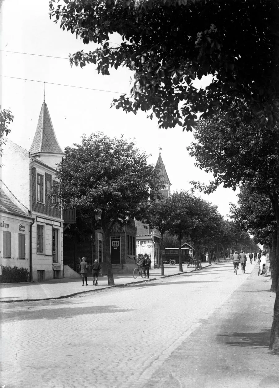 78.7 Søborg, Kirken blev bygget 1914, og sporvognsskinner blev lagt i 1924 - så det må være i det tidsrum.