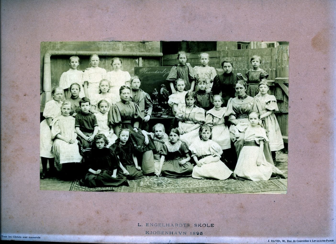 14534.1 L. Engelhardts skole år 1895. Her et foto fra skolen, der senere blev til Rysensteens gymnasium: Skolen blev grundlagt i 1881 som Laura Engelhardts Skole i Stormgade 16. Skolen var en privat pigeskole, og undervisningen foregik i Laura Engelhardts forældres lejlighed. Grundet pladsmangel flyttede skolen i 1895 ind i nyopførte bygninger i Rysensteensgade 3.