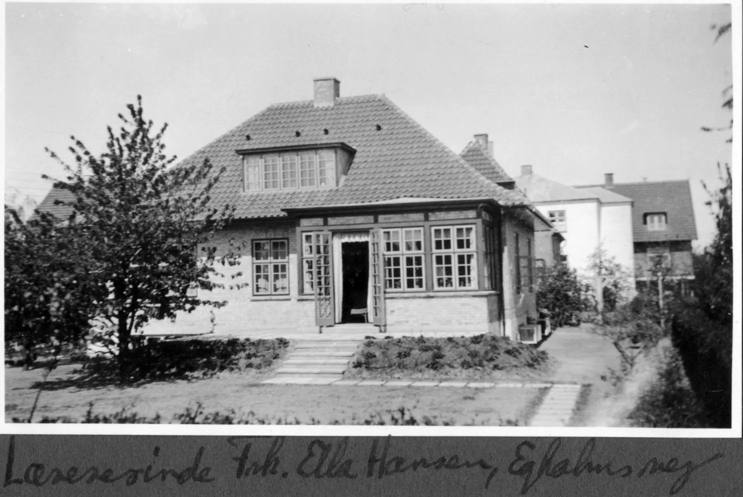 79.15 Lærerinde frk. Ella Hansen, Egholmsvej, år 1933.