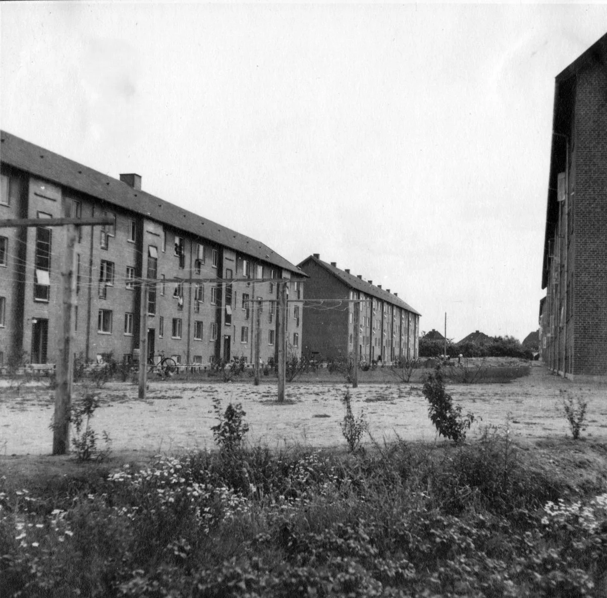 79.226 Magnoliavej 1-54 i Glostrup. Bebyggelsen som består af 7 blokke er opført 1943-44. Senere er der bygget to blokke ud mod Brøndbyøstervej i tilsvarende stil, men med rigtige altaner.