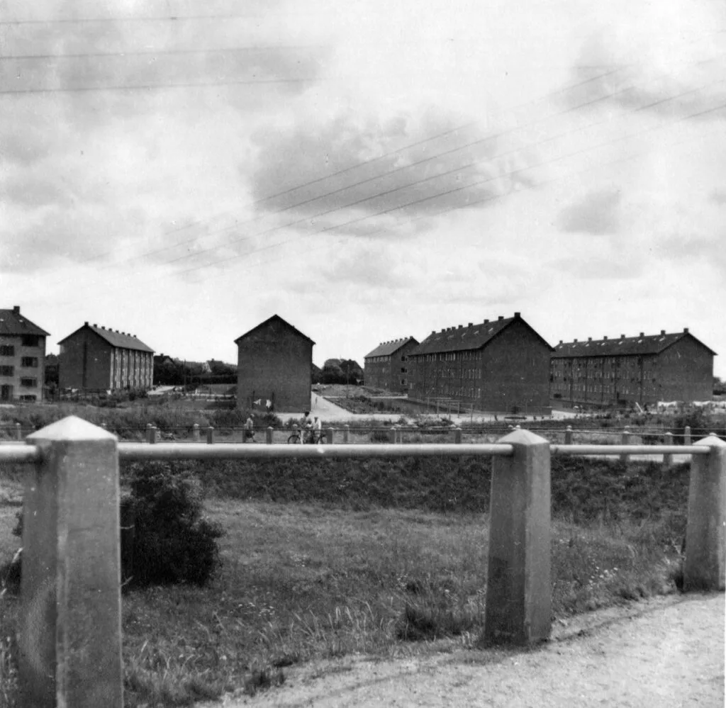79.227 Magnoliavej 1-54 i Glostrup. Bebyggelsen som består af 7 blokke er opført 1943-44. Senere er der bygget to blokke ud mod Brøndbyøstervej i tilsvarende stil, men med rigtige altaner.