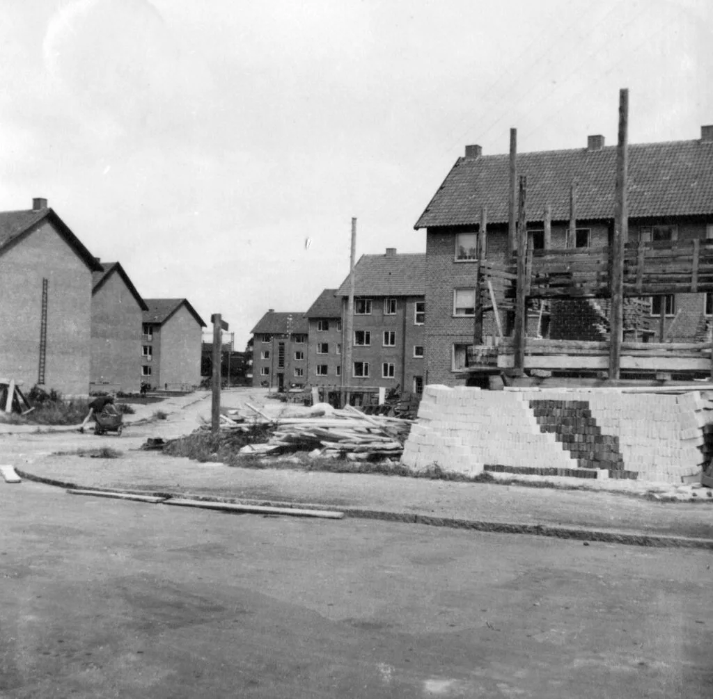 79.228 Magnoliavej 1-54 i Glostrup. Bebyggelsen som består af 7 blokke er opført 1943-44. Senere er der bygget to blokke ud mod Brøndbyøstervej i tilsvarende stil, men med rigtige altaner.
