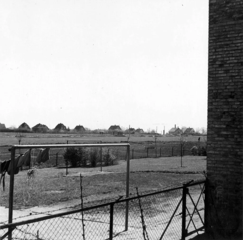 79.230 Magnoliavej 1-54 i Glostrup. Bebyggelsen som består af 7 blokke er opført 1943-44. Senere er der bygget to blokke ud mod Brøndbyøstervej i tilsvarende stil, men med rigtige altaner.