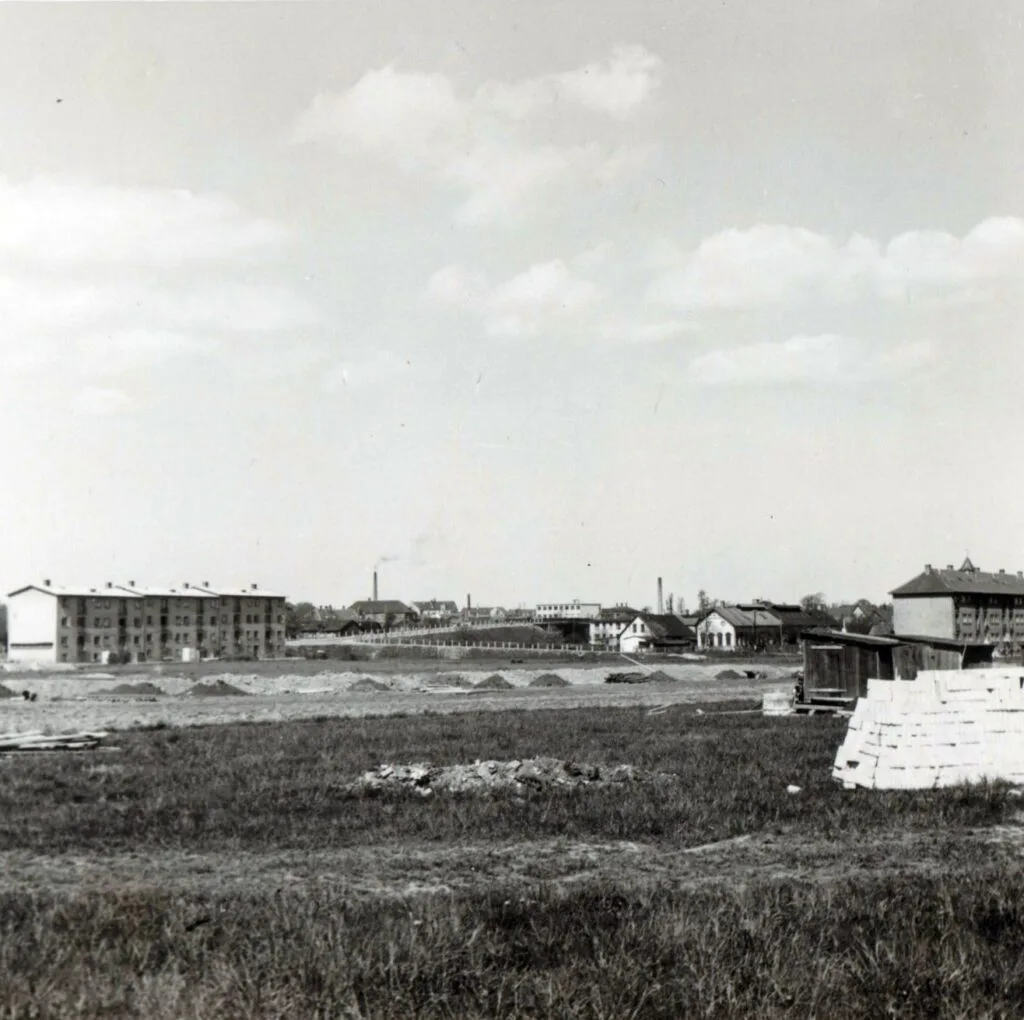 79.231 Magnoliavej 1-54 i Glostrup. Bebyggelsen som består af 7 blokke er opført 1943-44. Senere er der bygget to blokke ud mod Brøndbyøstervej i tilsvarende stil, men med rigtige altaner.