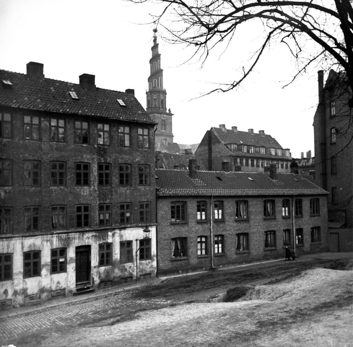 90.106 Christianshavn. I baggrunden Frelsers kirke. Gade set fra Løvens bastion.