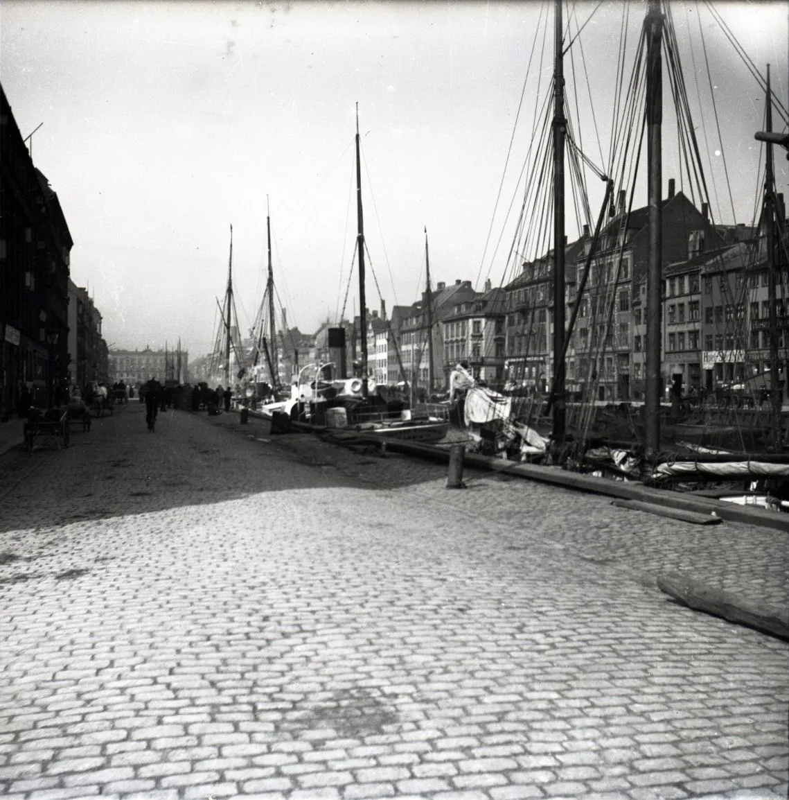 90.11 90.11 Nyhavn mod Kongens Nytorv.