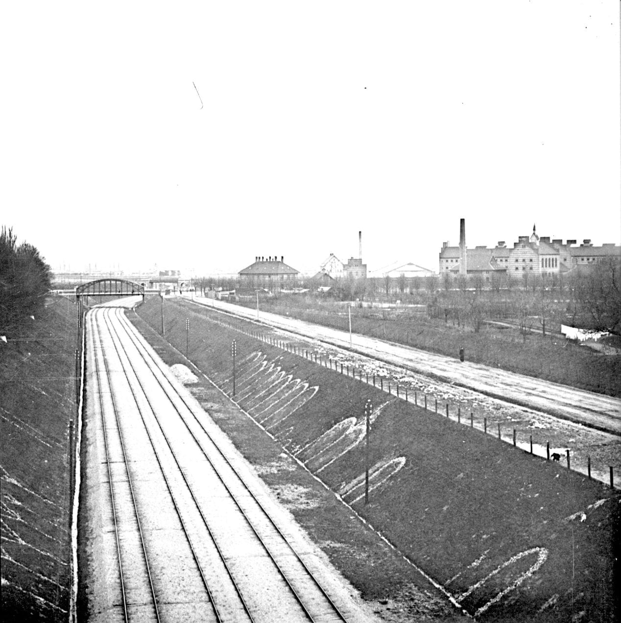 90.115 Det er jernbanegraven langs Vigerslev Allé (til højre) set mod København. Broen over banen er i forlængelse af Vester Fælledvej. Til højre ses Vestre Fængsel.