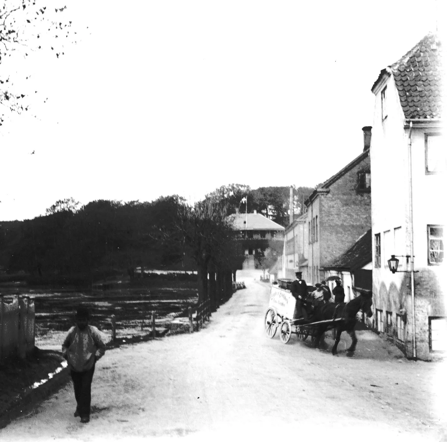 90.117 Brede- Rådvad. I baggrunden Raadvad kro.