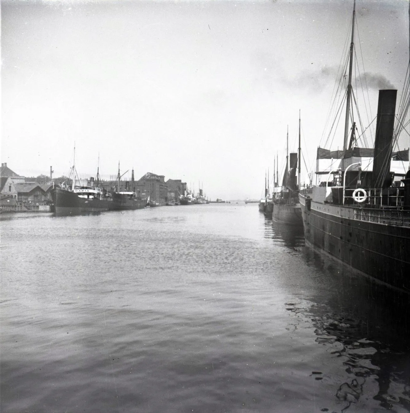90.12 90.12 Larsens Plads (helt yderst til venstre kan man lige se et par skorstene på Frederik d. 8.'s Palæ, Amalienborg. Larsens Plads. Skibet til venstre ovre ved Larsens Plads er DFDS'eren DANIA (II). da den på skorstenen ligner en DFDS'er og der står