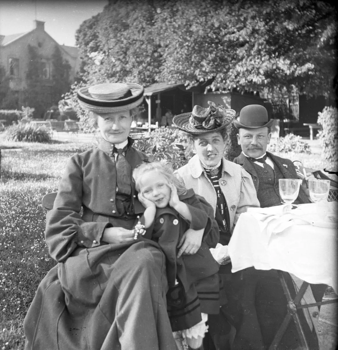 90.126 Ingeborg og Estre Alstrup samt et par familiemedlemmer ved den gamle Fortun ved Bakken.