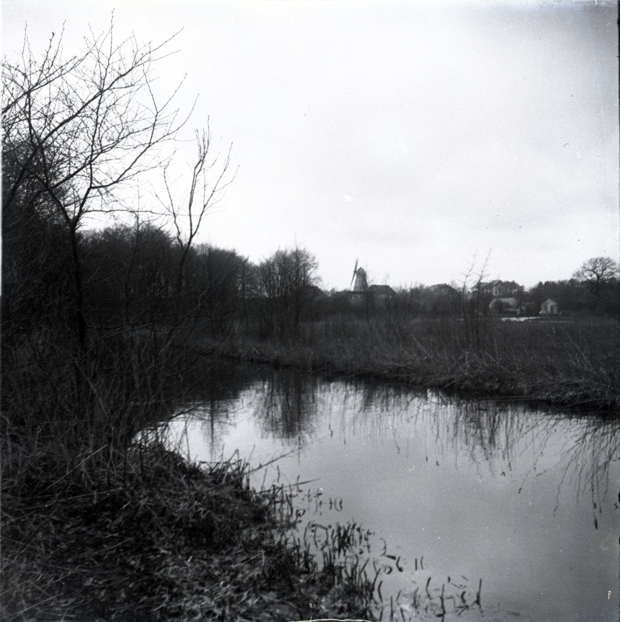 90.14 Fuglevad Møllen nævnes første gang i 1492 som kornmølle, men de nuværende bygninger er fra 1874, og blev bygget, da møllen skulle bruges til kunstlæderfabrik. Ved samme lejlighed udskiftedes vandhjulet med en turbine. Ingen af delene er desværre bevaret.