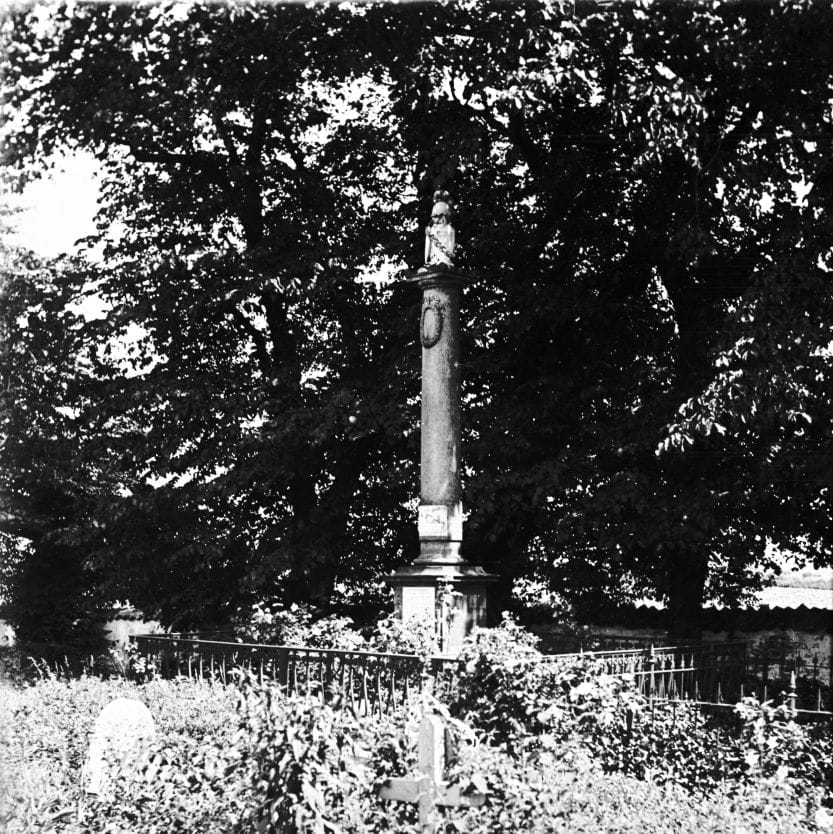 90.140 Mindesmærke fællesgraven Odden kirkegård for de faldne ved slaget ved Sjællands Odde 22. marts 1808.