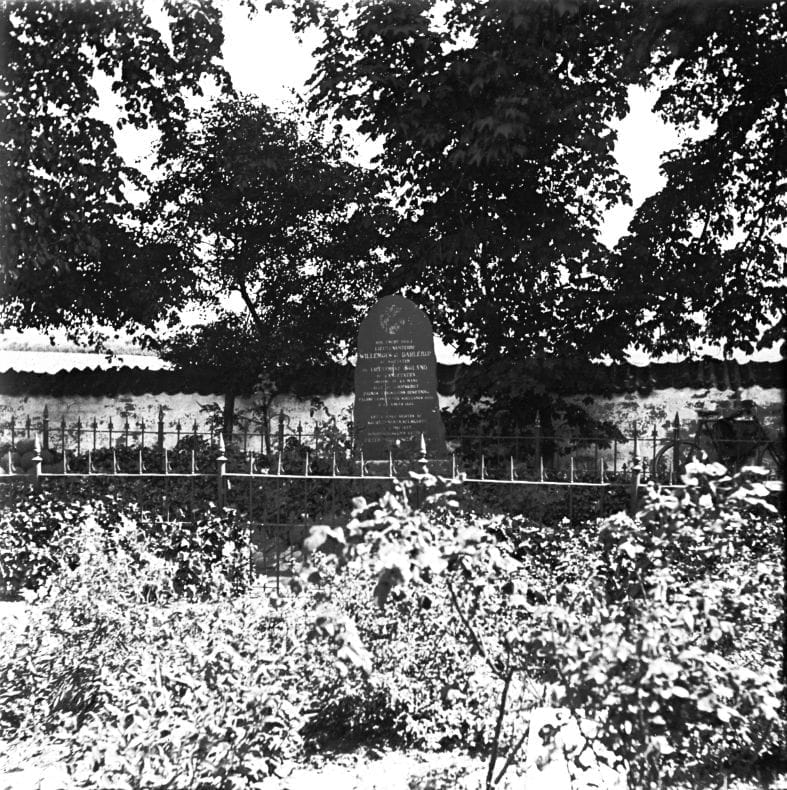 90.141 Odden kirkegård. Mindesten ved fællesgraven for lt. Willemoes, Dahlerup og lt. Solang.