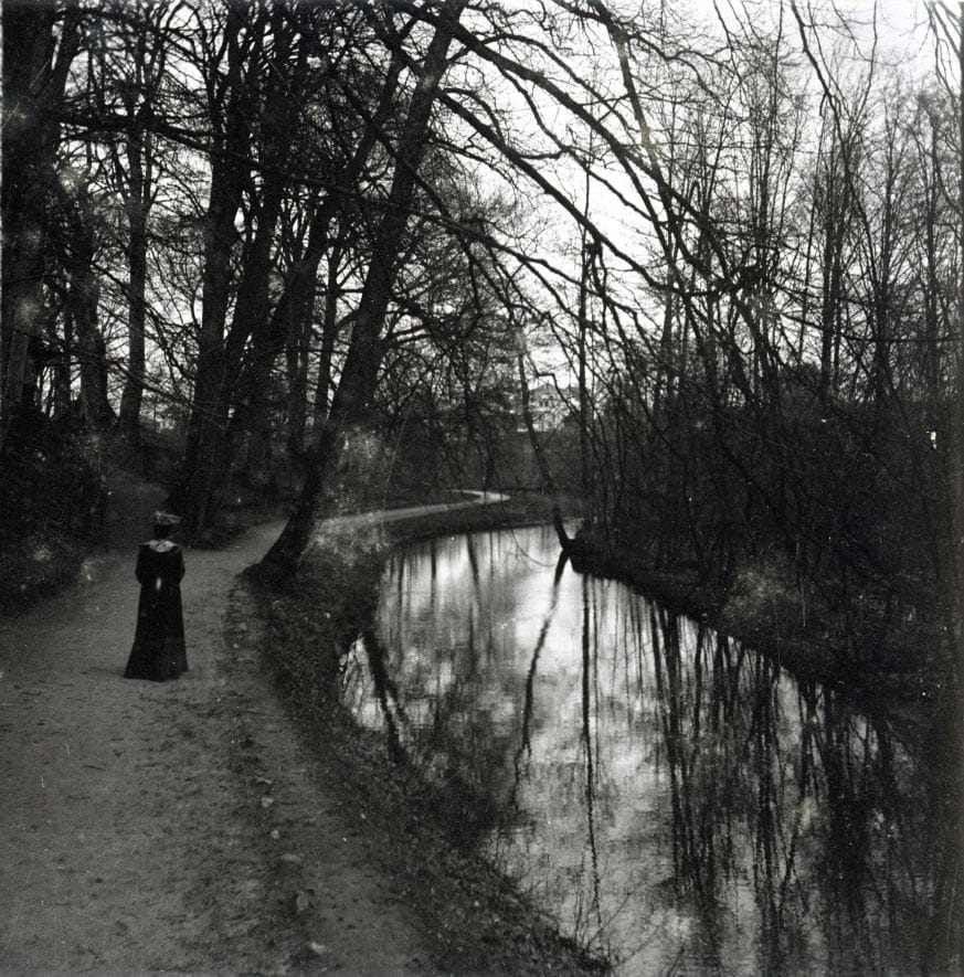 90.15 Mølleåen i Sorgenfri Slotspark, måske er det en af bygningerne på Frilandsmuseet der ses i baggrunden.