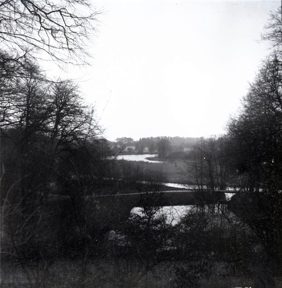 90.16 Mølleåen set mod Fuglevad. Fuglevad Vindmølle til venstre og Grundtvigs Højskole til højre.