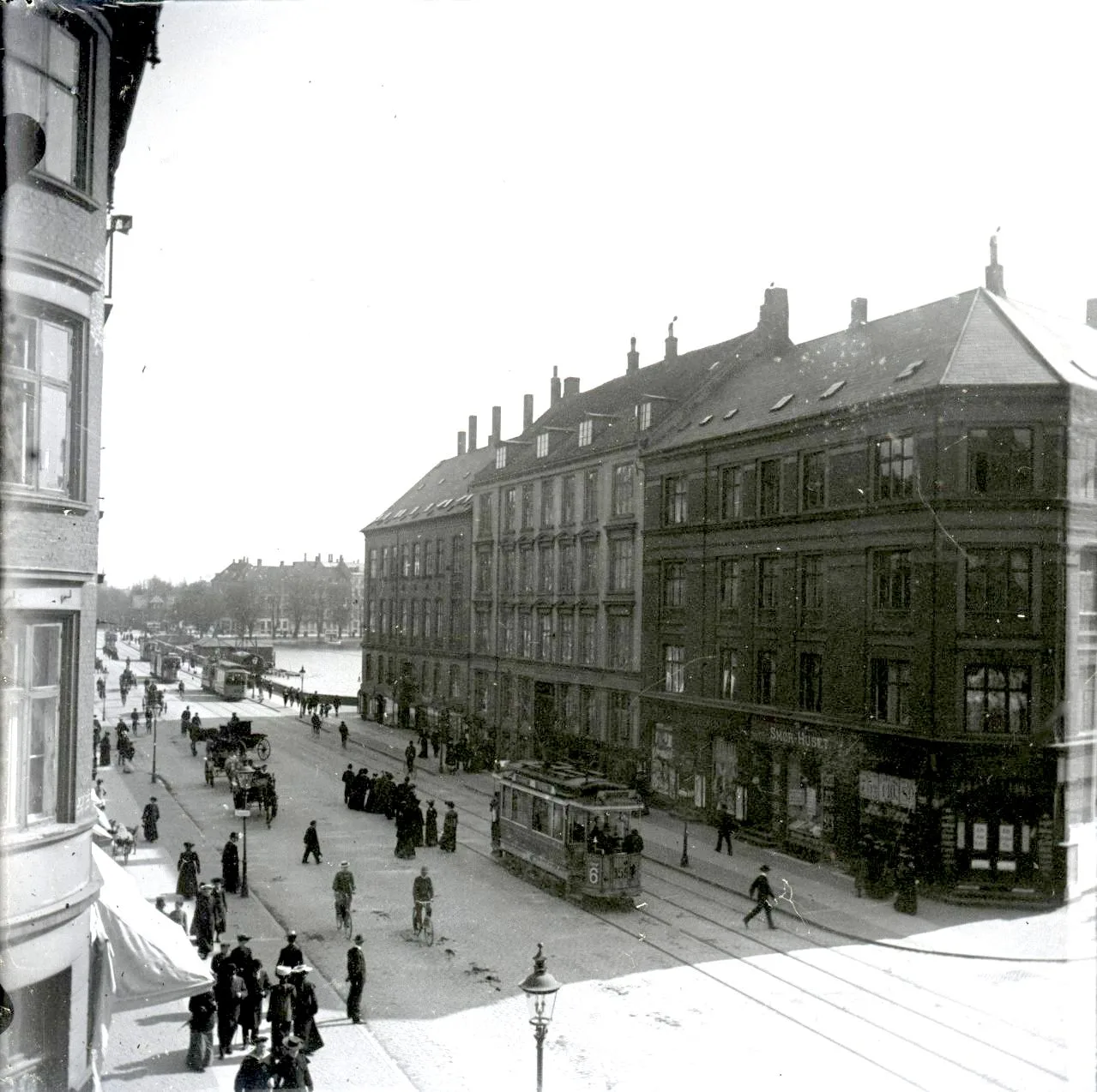 90.18 90.18 Udsigt over Østerbrogade mod søerne fra Rosenvængets alle 1, 2.sal