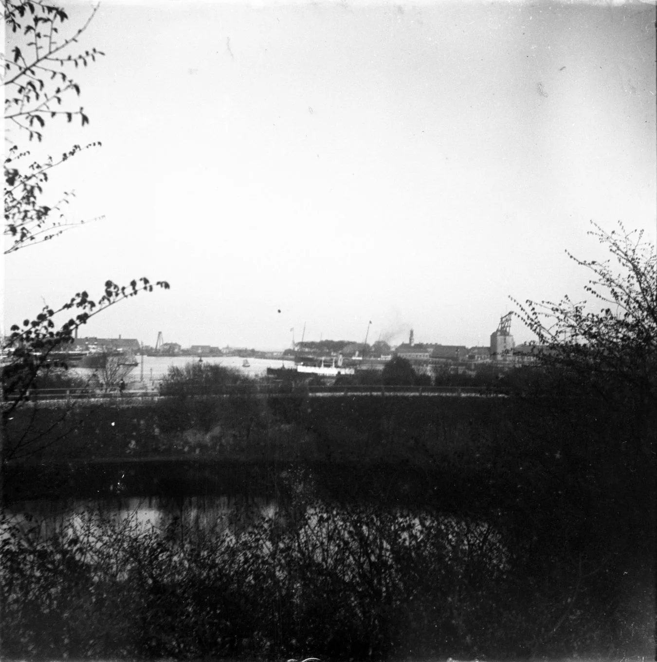 90.21 90.21 Mastekranen på Nyholm (og igen Under Kronen) set fra Kastelsvolden.