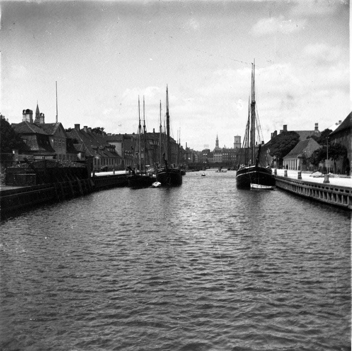 90.32 Fra Holmens kanal mod Marmorbroen, Frue kirke i baggrunden.