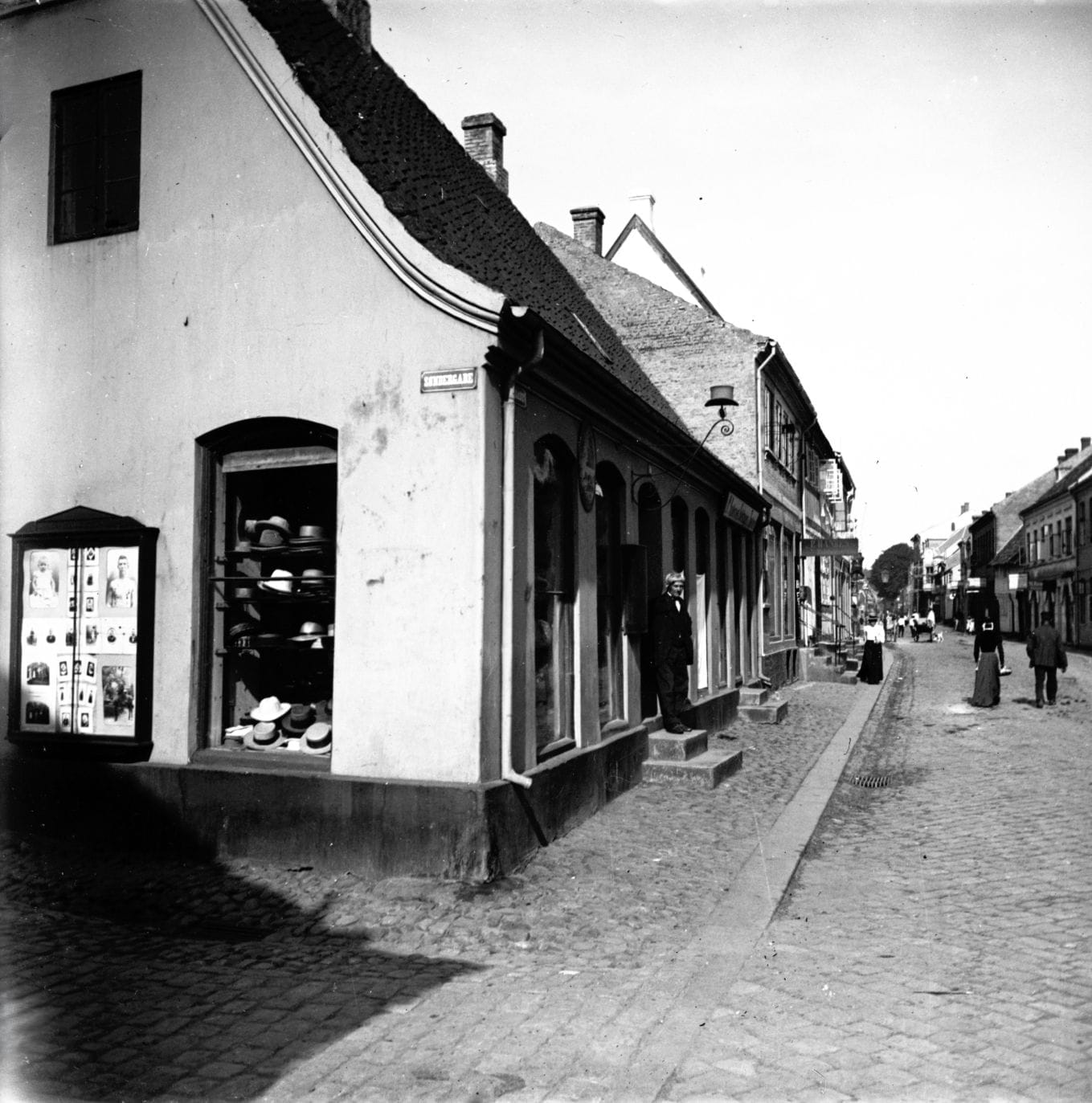 90.46 Mod vest, set fra Algade 56.