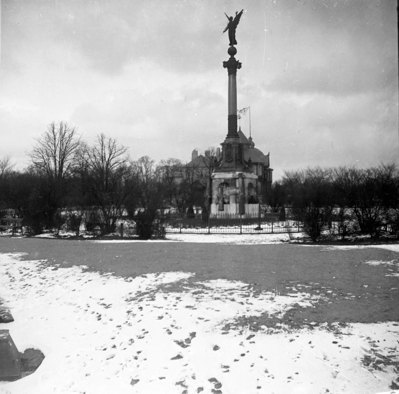 90.5 90.5 Langelinje Ivar Huitfeldts monument og Langelinjepavillon nr. 2 i baggrunden.