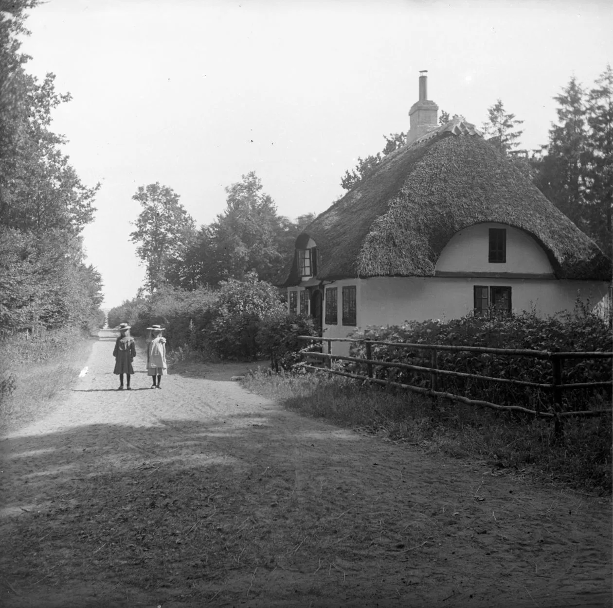 90.68 90.68 Hjulmandshuset i hindsgavl skov. Findes endnu. Adresse Brovejen 384. Her boede hjulmageren ansat ved Hindsgavl slot. Deraf navnet.