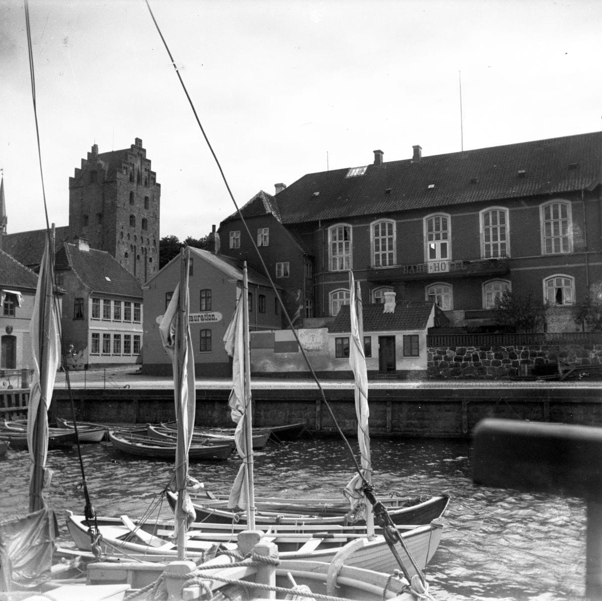 90.84 Middelfart havn og kirke.